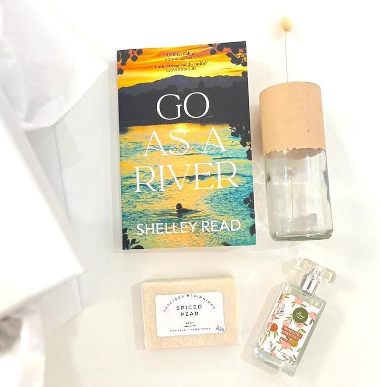 Bookbox - Peach / Boekboks - Perske (Go as a river - Shelley Read)